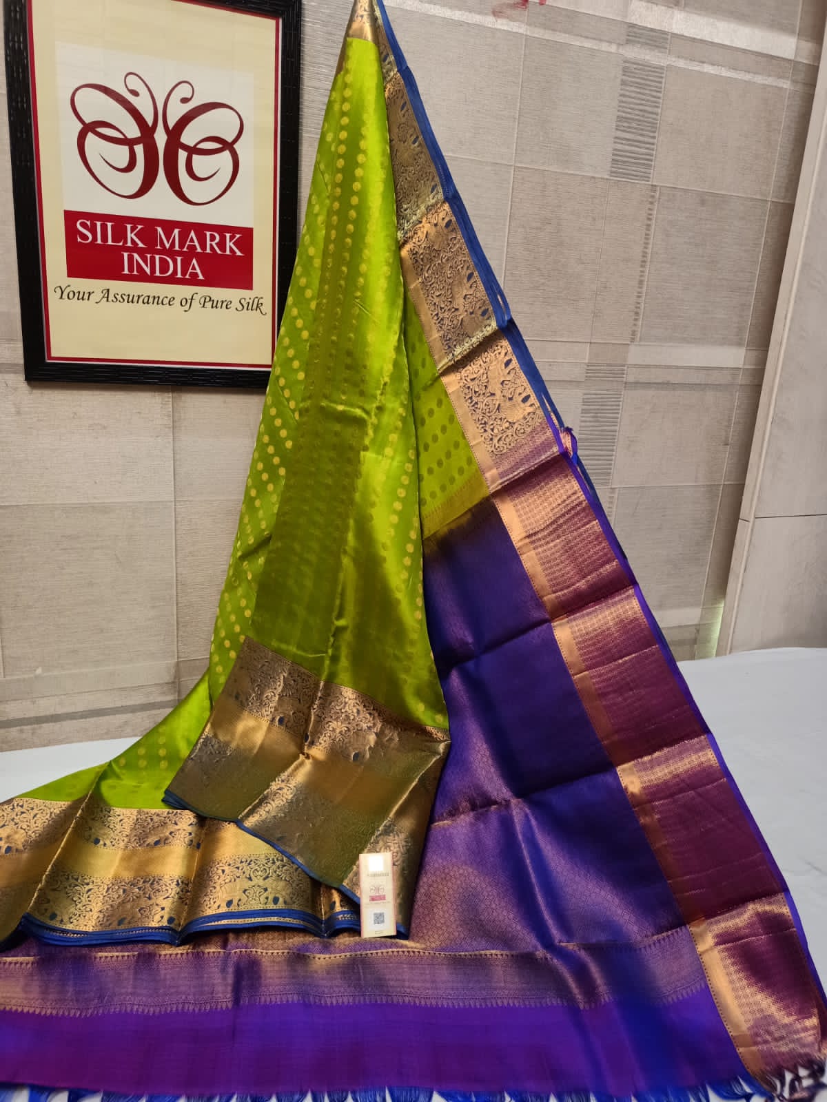Bridal wear 1000 Butta All self*
Light weight Pure kanjivaram silk saree
Brocade all self
All over all self weaving
Jarie weaving all over saree
Tissue jarie weaving border*
10inch tissue border*
