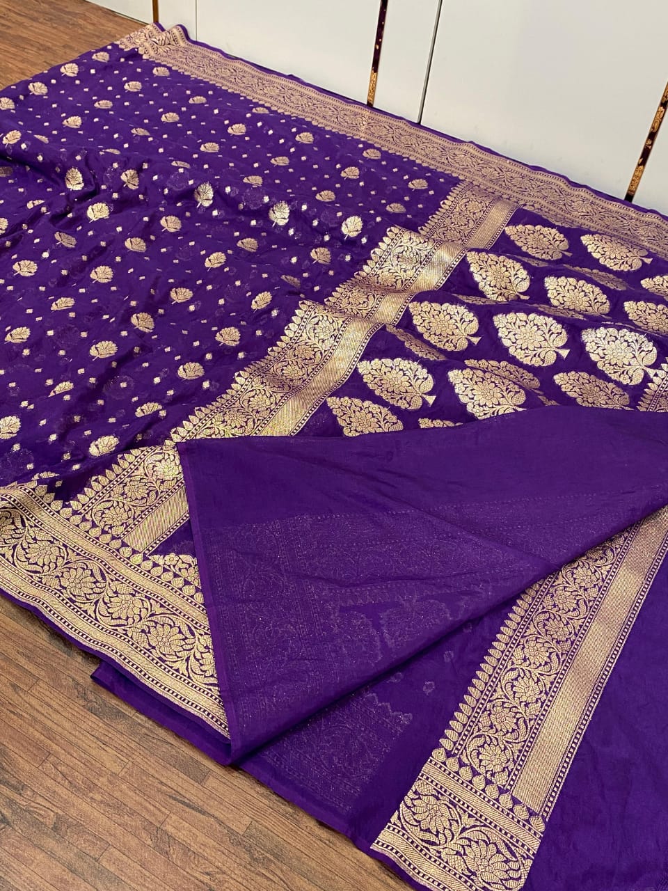 HANDWOVEN BANARASI DYEBLE KATAN GEORGET SAREE*
