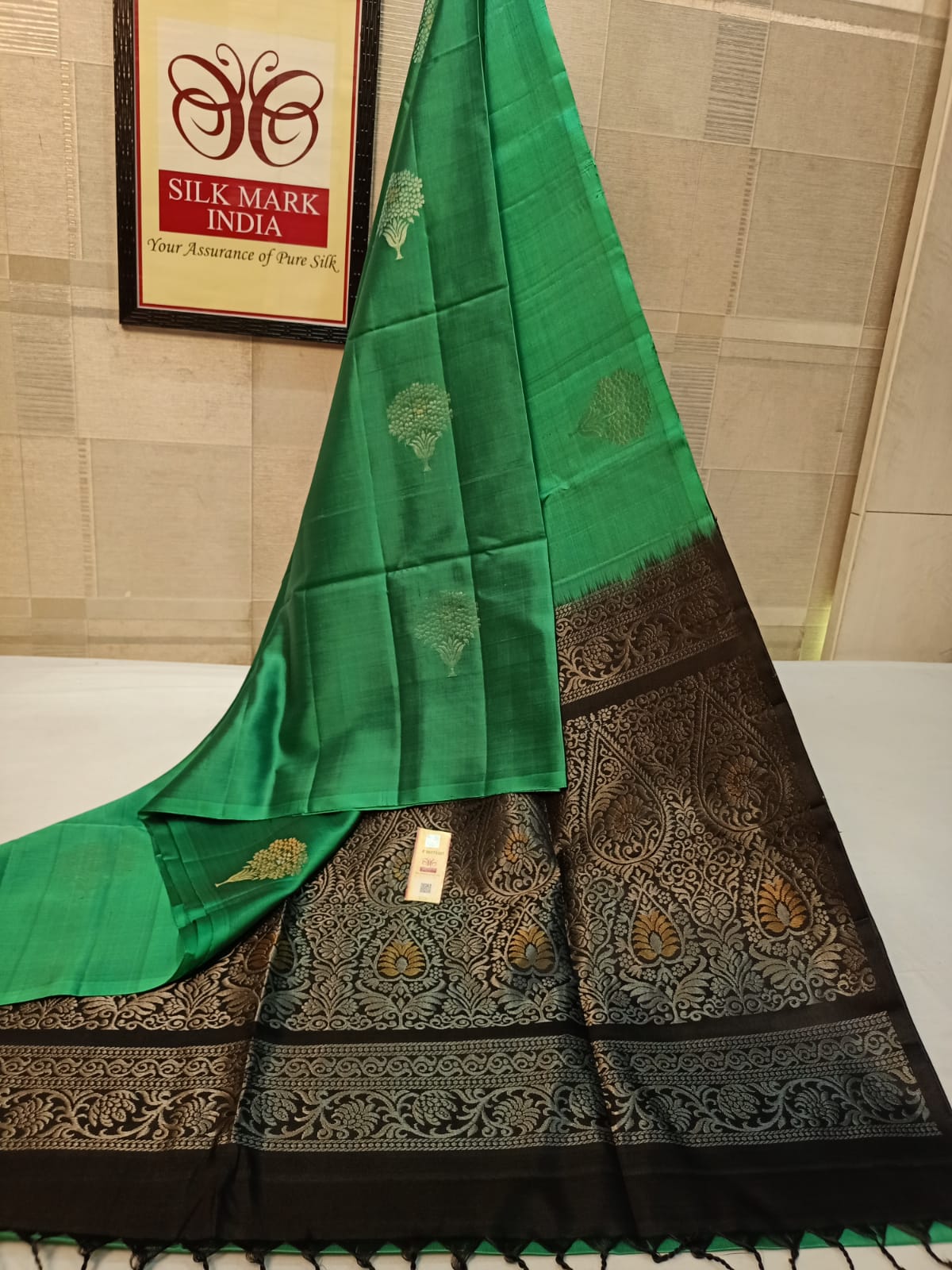 Pure silk Handloom*
Meena butta Silver jarie Butta Meena work butta Fancy butta Double warp silk Aravta butta All over butta Rich pallu