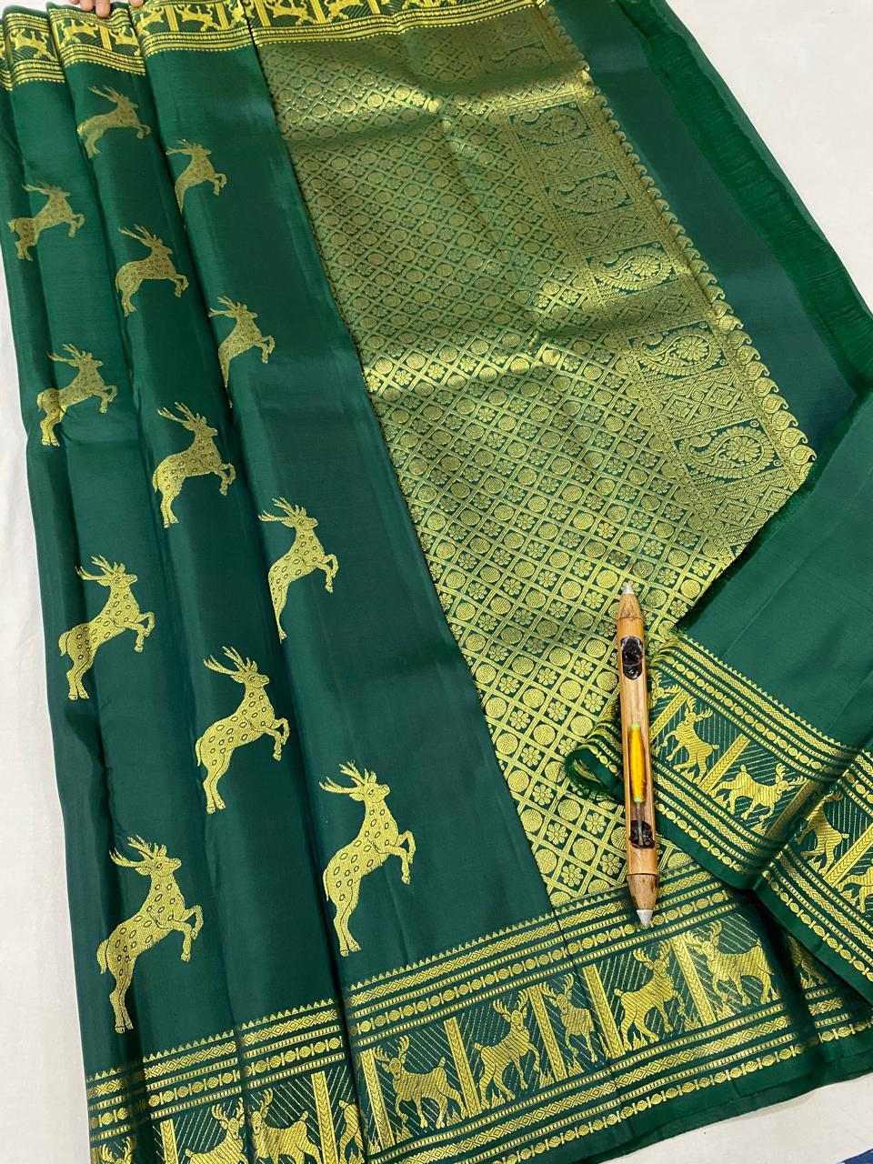 Kanchipuram Handloom pure silk saree
Beautiful fancy Design
gold zari beautiful butta type sarees*