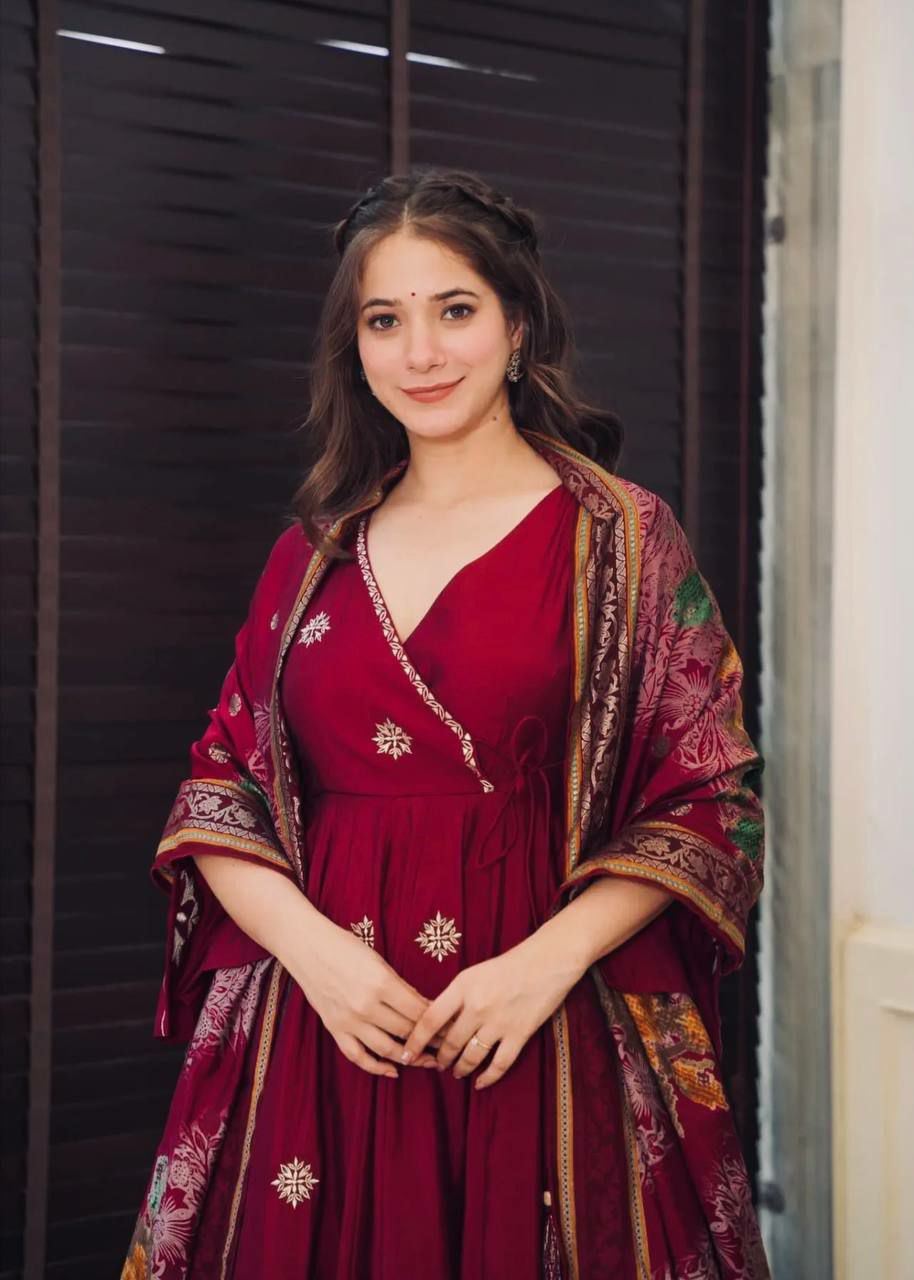 Beautiful palazzo suit set Pure Chinnon Silk With Embroidery Work With Fancy Full Sleeve
Top Inner  :Heavy Micro Cotton
Top Length:-48-49Inch
Top Size
M(38),L(40),Xl(42),XXL(44)
(FULLY STITCHED READY TO WEAR)