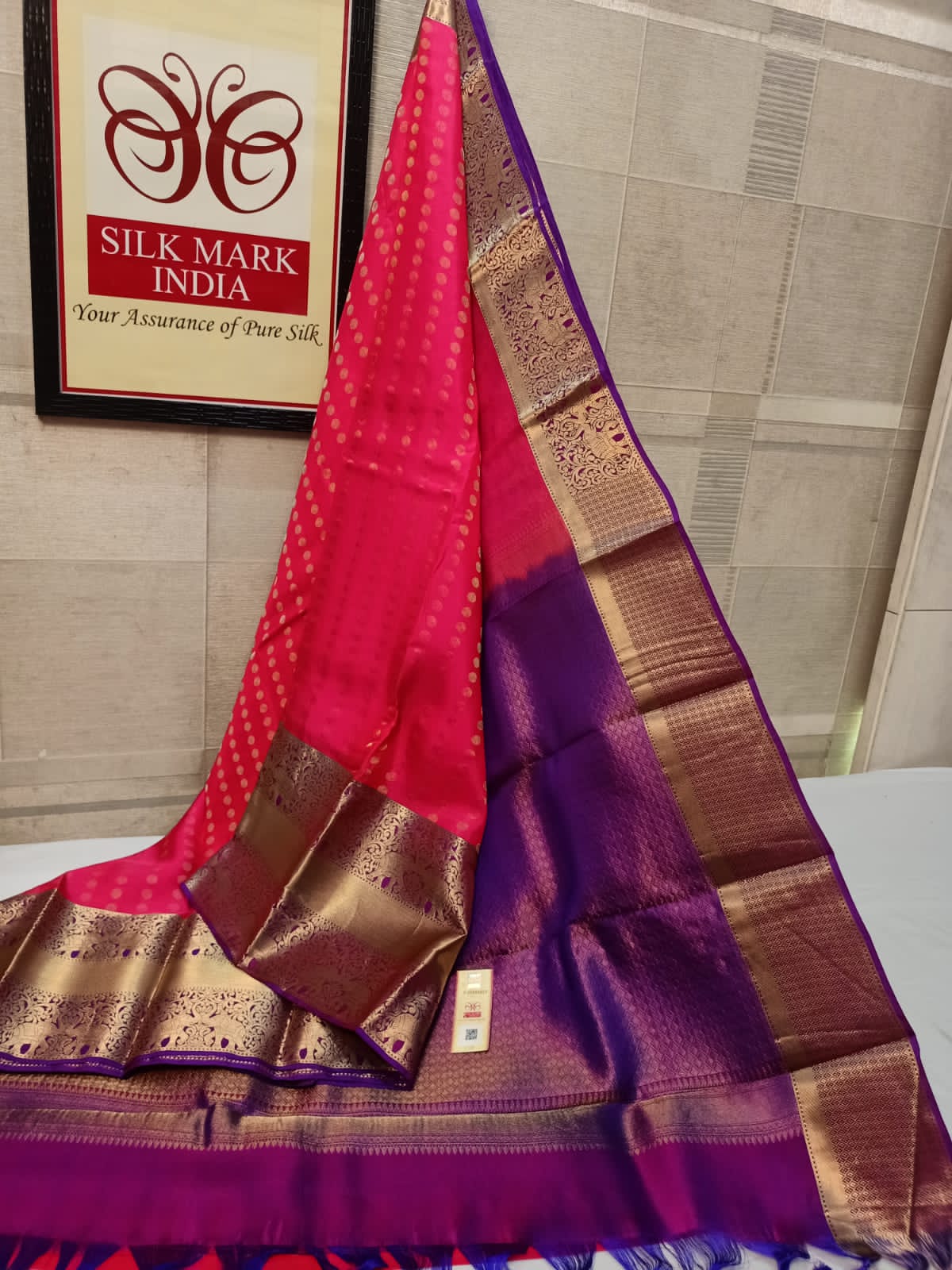 Bridal wear 1000 Butta All self*
Light weight Pure kanjivaram silk saree
Brocade all self
All over all self weaving
Jarie weaving all over saree
Tissue jarie weaving border*
10inch tissue border*