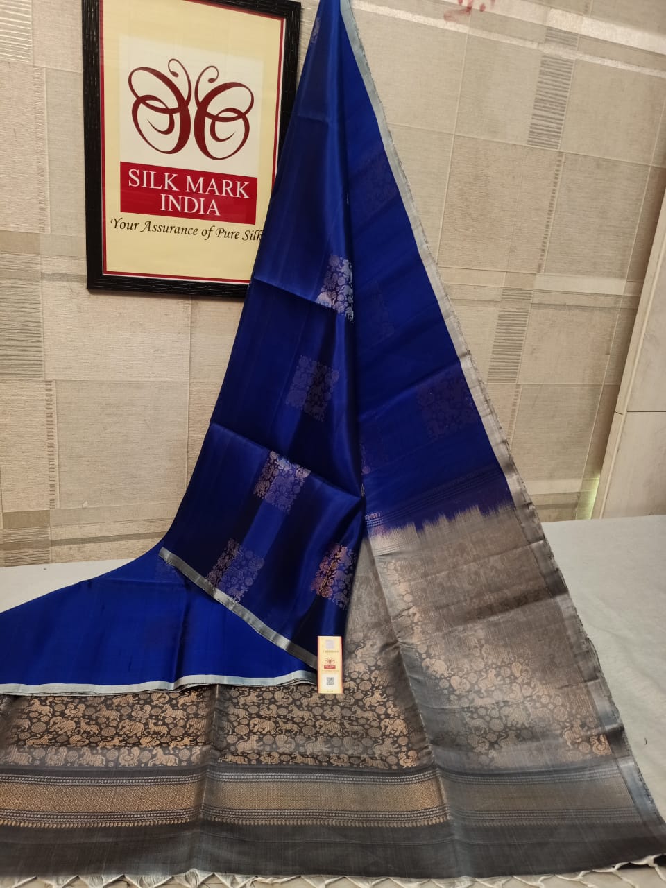 Pure silk Handloom*
Meena butta Silver jarie Butta Meena work butta Fancy butta Double warp silk Aravta butta All over butta Rich pallu