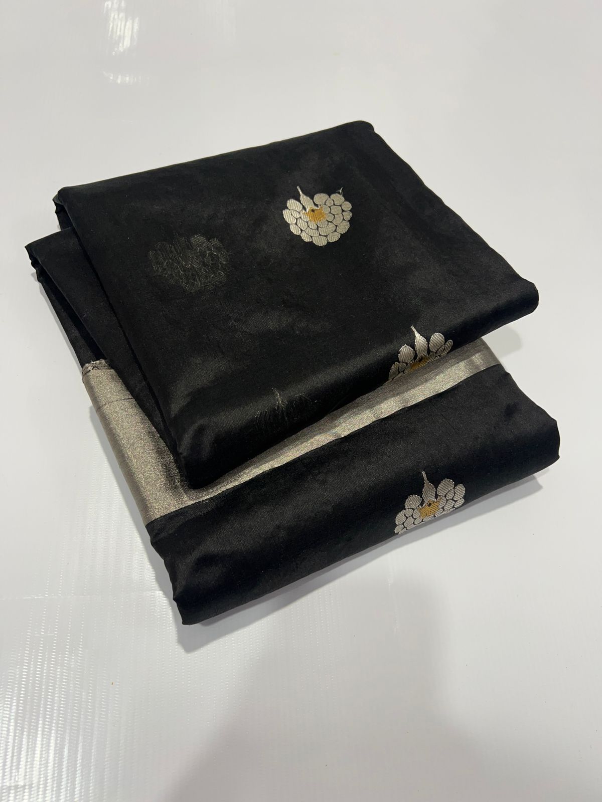 Pattu silk ek nal motif saree