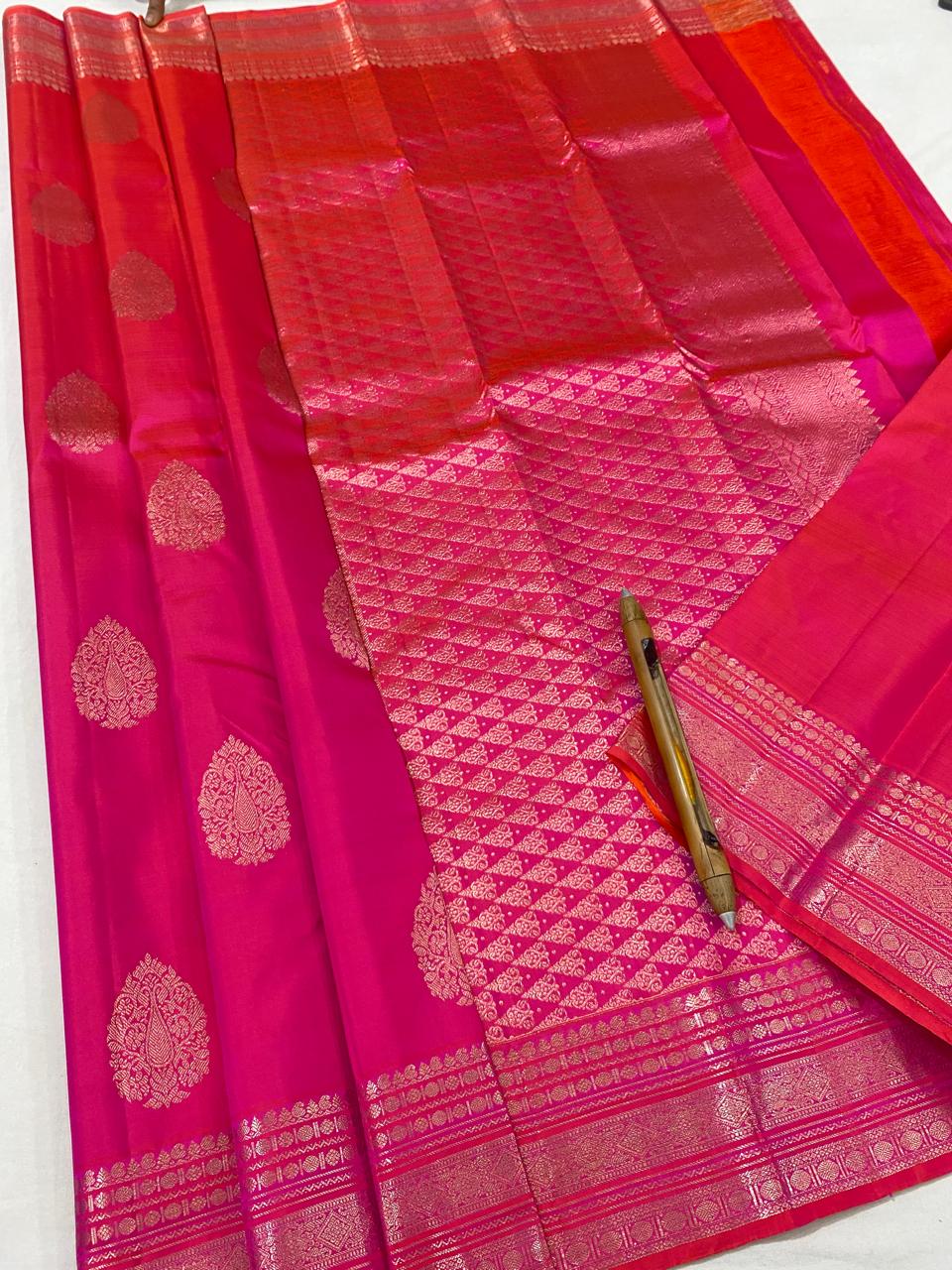 Kanchipuram Handloom pure silk saree
Beautiful fancy Design
Rose copper zari  beautiful butta  type sarees*