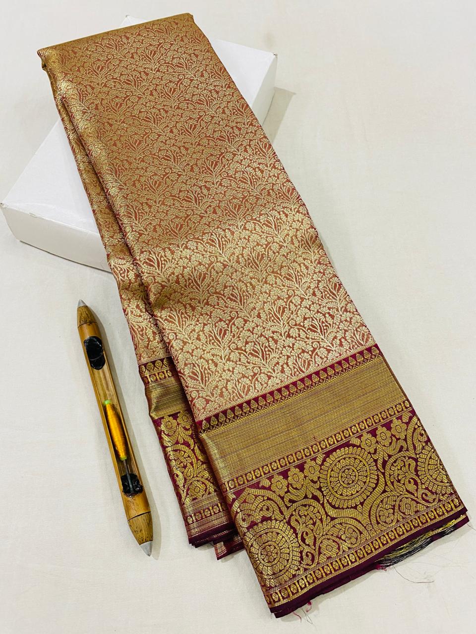 Kanchipuram Handloom pure tissue silk saree
Beautiful fancy Design
gold And silver mixed zari collection beautiful wedding grand type sarees*