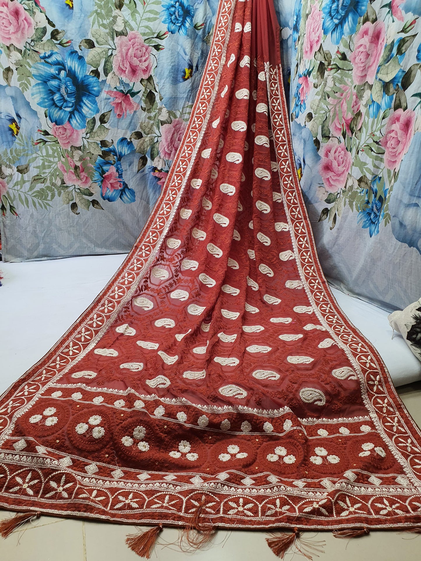 Allover tone to tone lucknowi chikankari work on georgette*
Saree