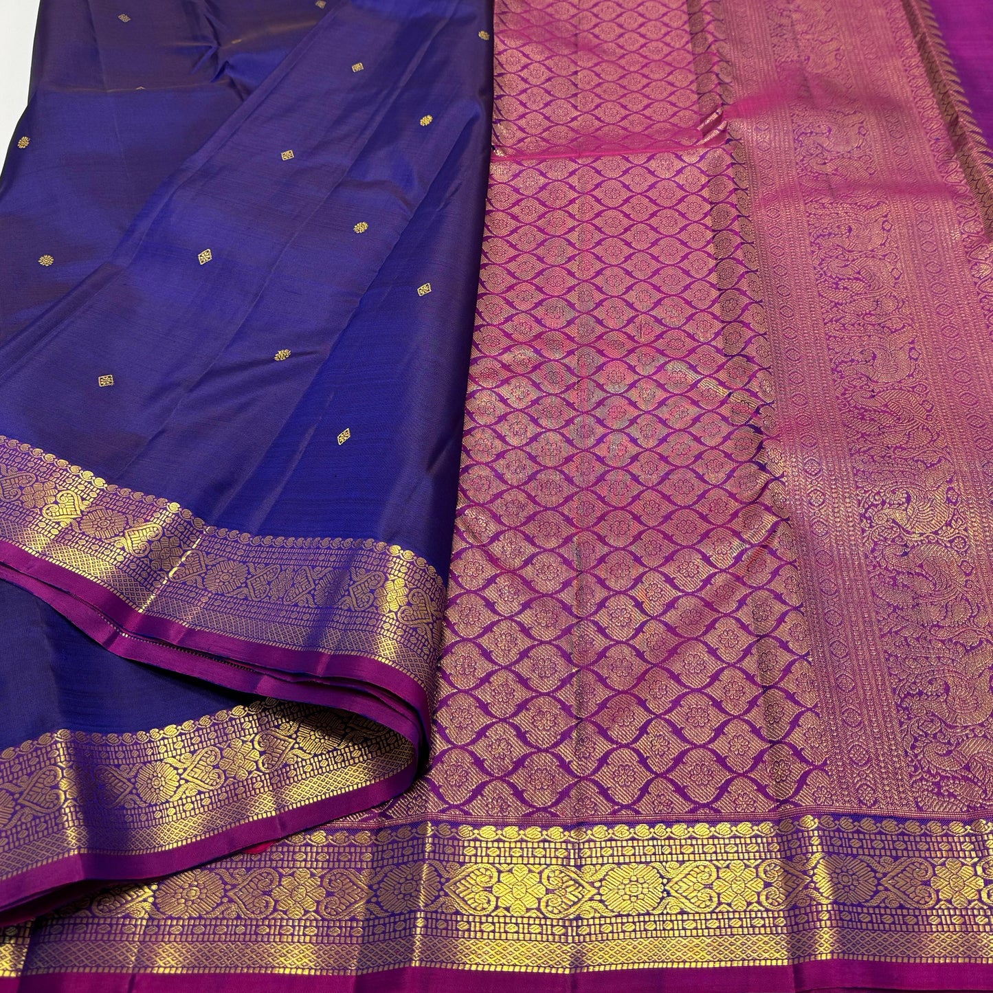 Kanjivaram pure silk handloom double warp contrast grand pallu and blouse  
*Gold zari*
*SILK MARK TAG WITH HOLOGRAM*