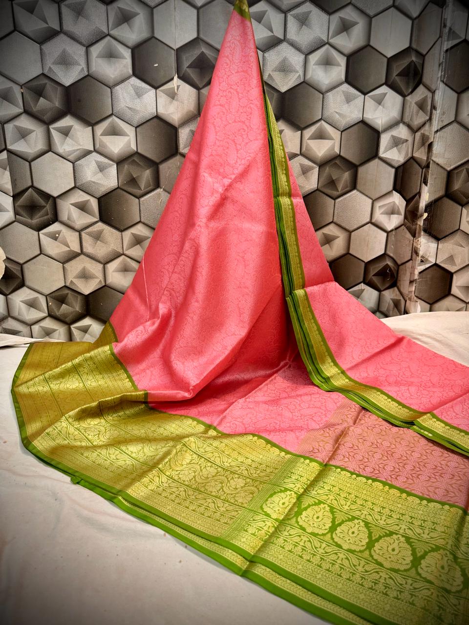 Handwoven Banarasi Kora Muslin Tanchui Saree*
Beautiful Kanchi Bodar Design Body*
