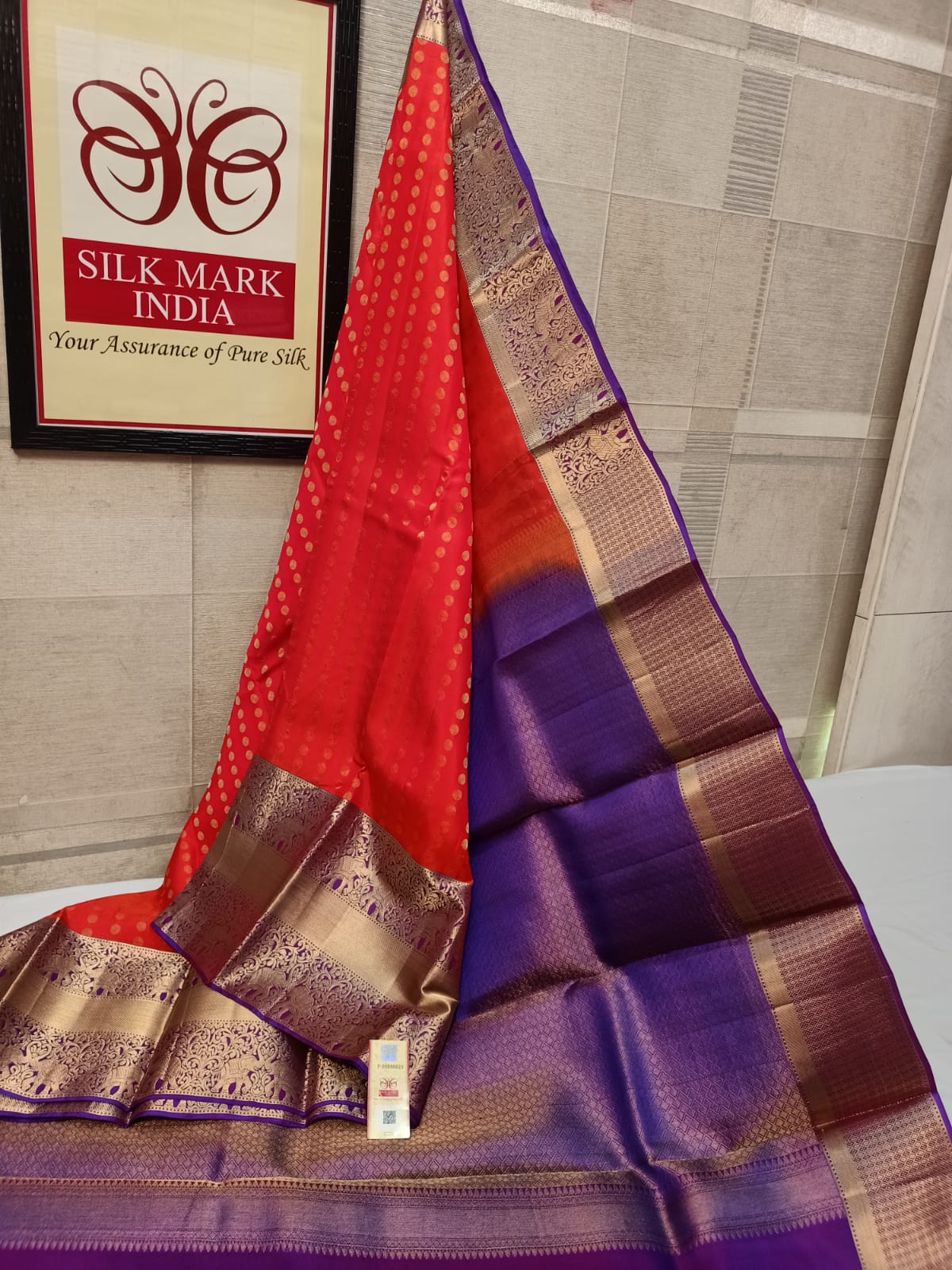 Bridal wear 1000 Butta All self*
Light weight Pure kanjivaram silk saree
Brocade all self
All over all self weaving
Jarie weaving all over saree
Tissue jarie weaving border*
10inch tissue border*