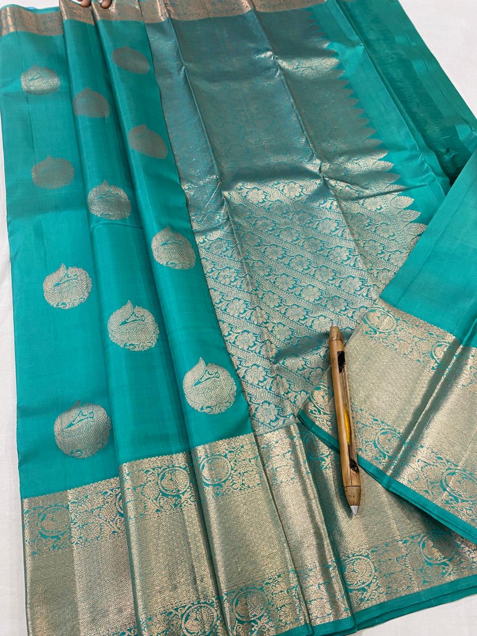 Kanchipuram Handloom pure silk saree
Beautiful fancy Design 
copper zari  beautiful butta  type sarees*