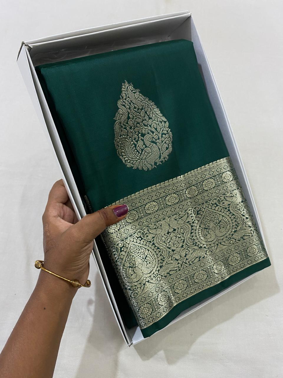 Kanchipuram Handloom pure silk saree
Beautiful fancy Design
silver zari beautiful butta type sarees*