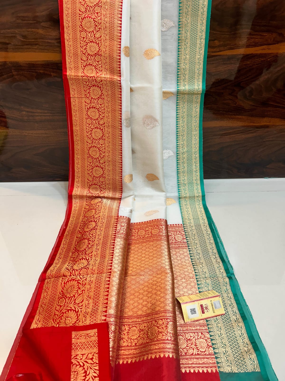 Banarsi Pure Kora Organza Silk Sarees With Pure Katan Border And Anchal*
*Pure Handloom Sarees*
Contrast *Blouse* With *Border*
With *Antique Zari*
With *Silk Mark* Certificate