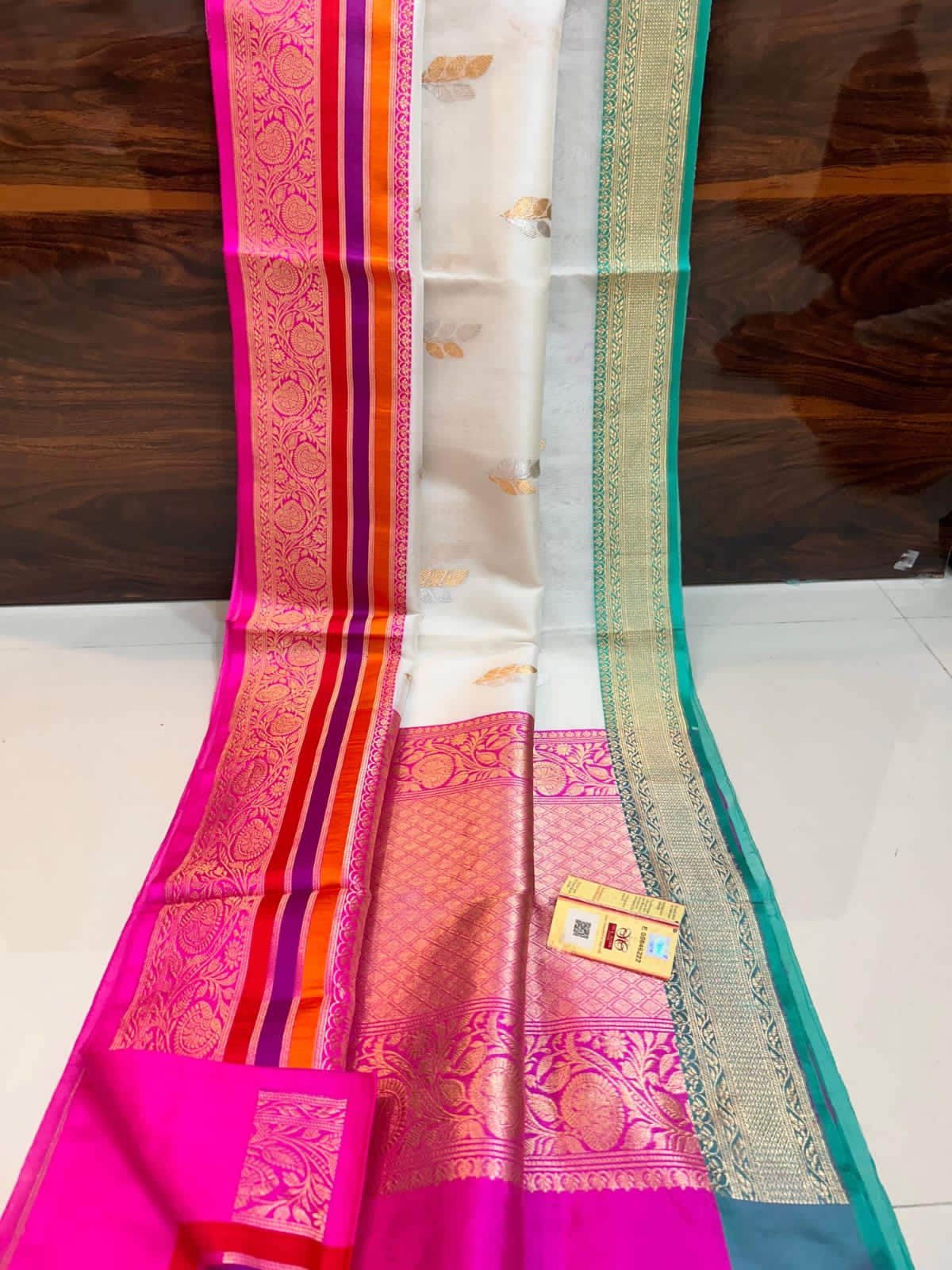 Banarsi Pure Kora Organza Silk Sarees With Pure Katan Border And Anchal*
*Pure Handloom Sarees*
Contrast *Blouse* With *Border*
With *Antique Zari*
With *Silk Mark* Certificate