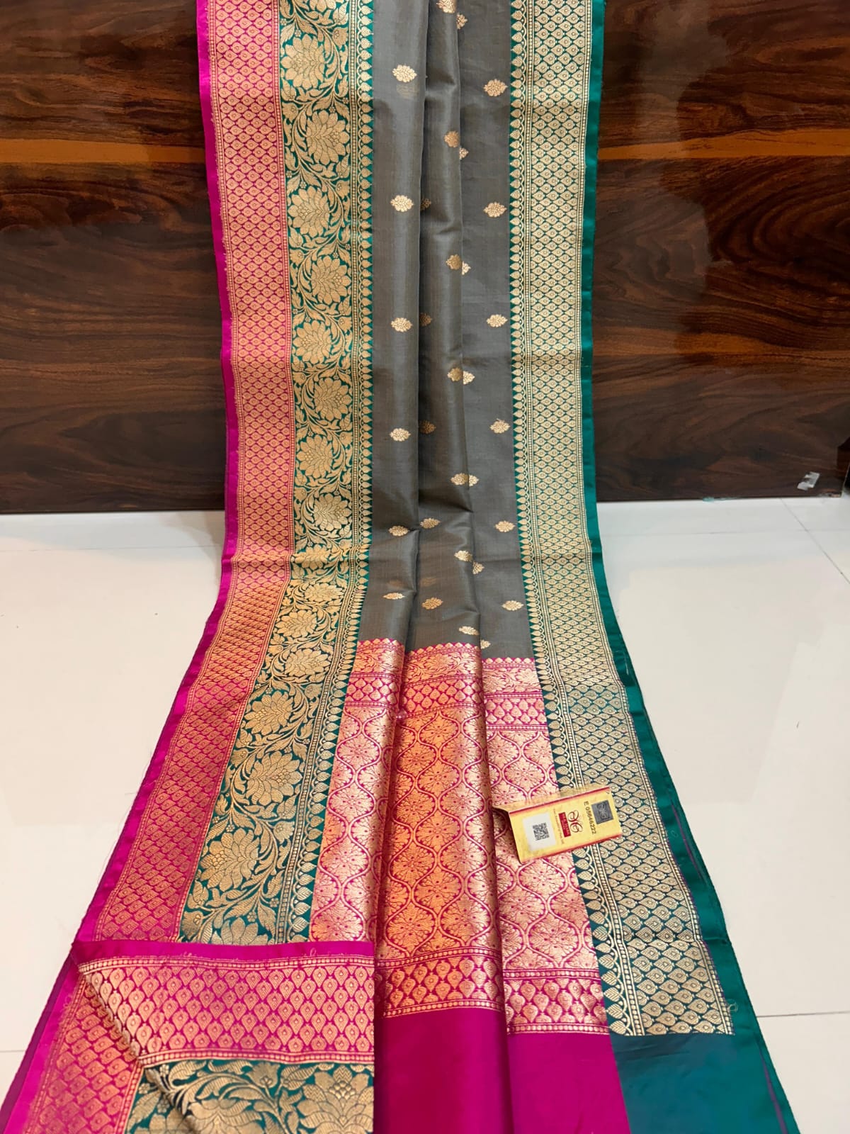 Banarsi Pure Kora Organza Silk Sarees With Pure Katan Border And Anchal*
*Pure Handloom Sarees*
Contrast *Blouse* With *Border*
With *Antique Zari*
With *Silk Mark* Certificate