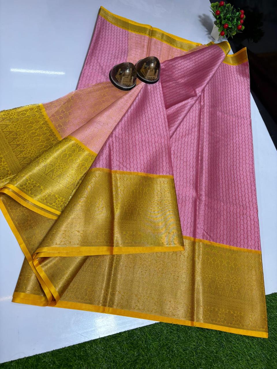 Handwoven Banarasi Kora Muslin Tanchui Saree*
Beautiful Kanchi Bodar Design Body*