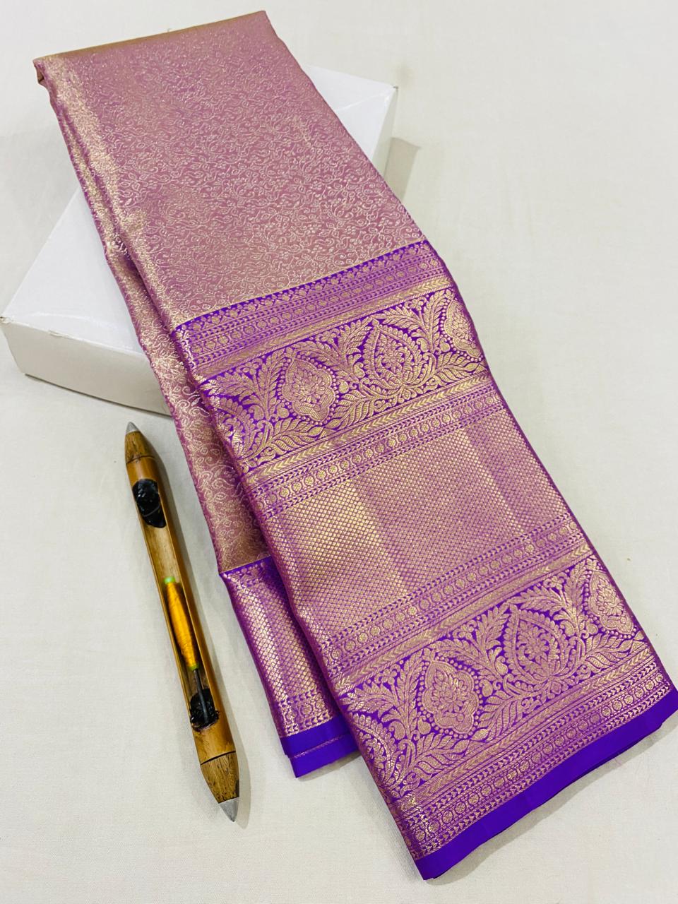 Kanchipuram Handloom pure tissue silk saree
Beautiful fancy Design
gold And silver mixed zari collection beautiful wedding grand type sarees*