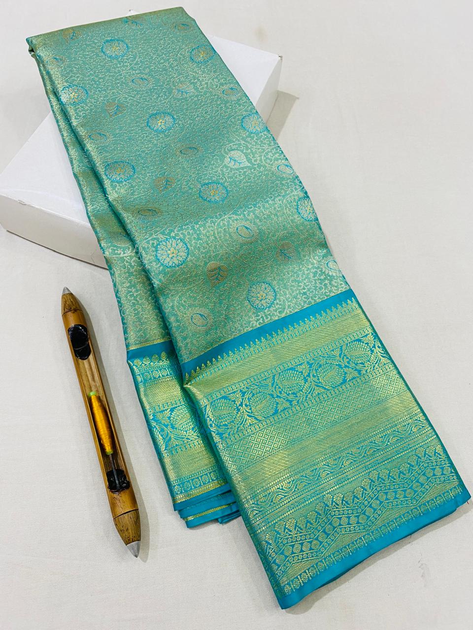 Kanchipuram Handloom pure tissue silk saree
Beautiful fancy Design
gold And silver mixed zari collection beautiful wedding grand type sarees*