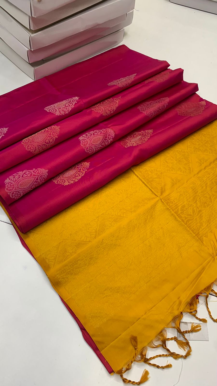Pure handloom borderless ,jari border design Double warp soft silk sarees collections ..with contrast Pallu and blouse