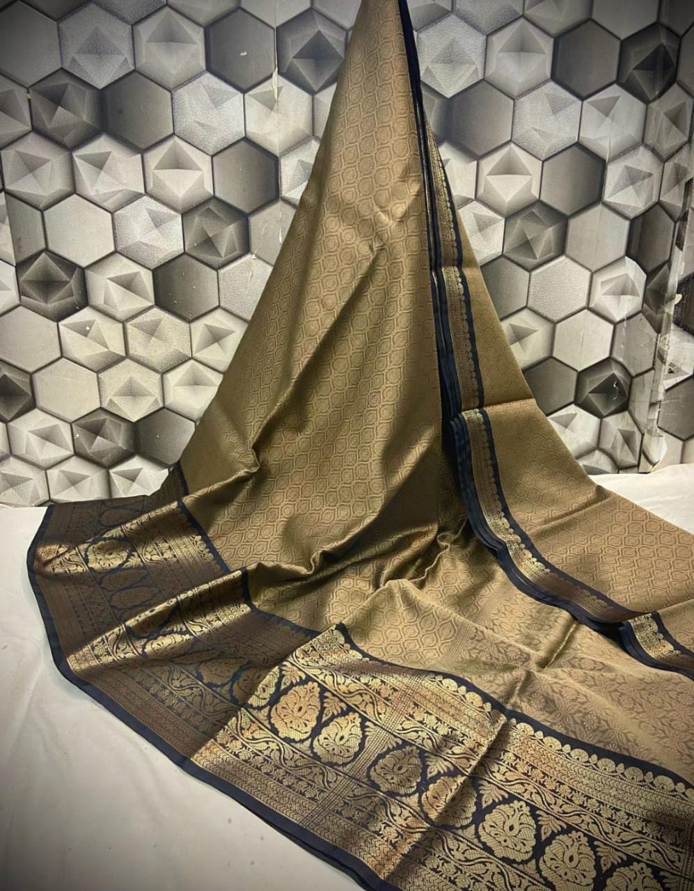 Handwoven Banarasi Kora Muslin Tanchui Saree*
Beautiful Kanchi Bodar Design Body*