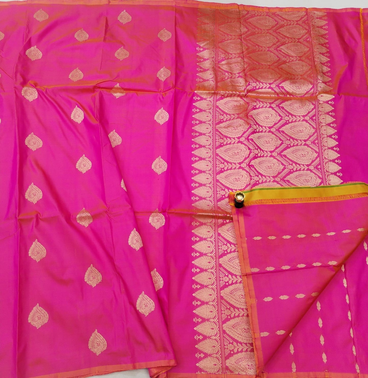 Pure Banarsi Katan Silk Sarees*
Katan Poth Butta With Heavy Blouse*
Antique Zari All Work Butta*
Handloom Weaving Banarasi Sarees