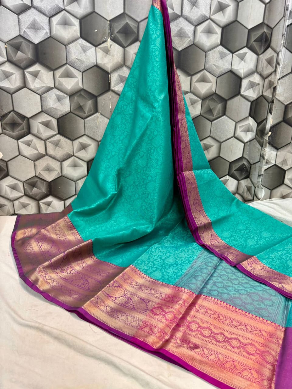 Handwoven Banarasi Kora Muslin Tanchui Saree*
Beautiful Kanchi Bodar Design Body*