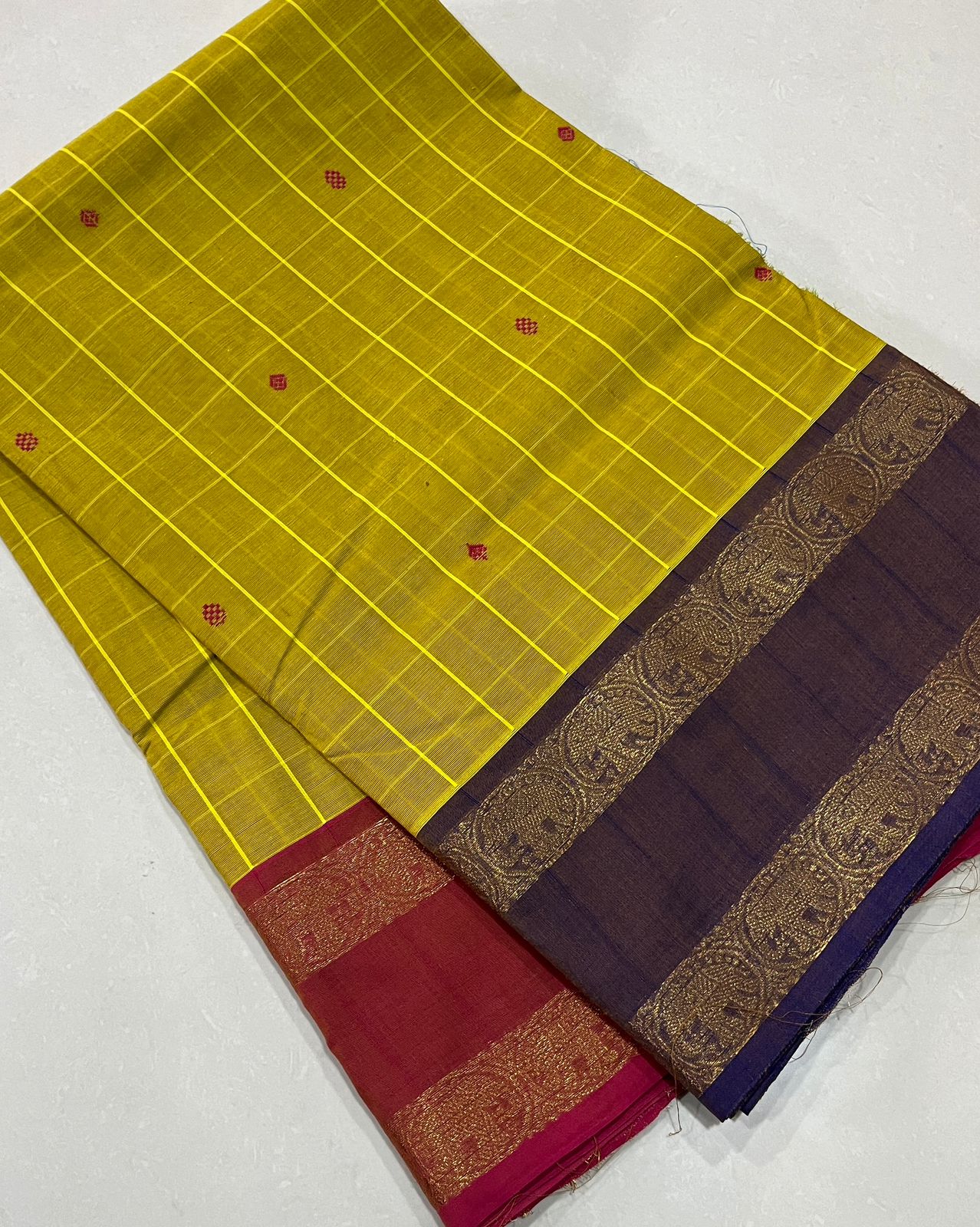 Kanchi Cotton 
🪡80 s Kanchi Cotton Fabulous Ganga Jamuna Border,Checked Butta Body and With Simple line Zari Pallu