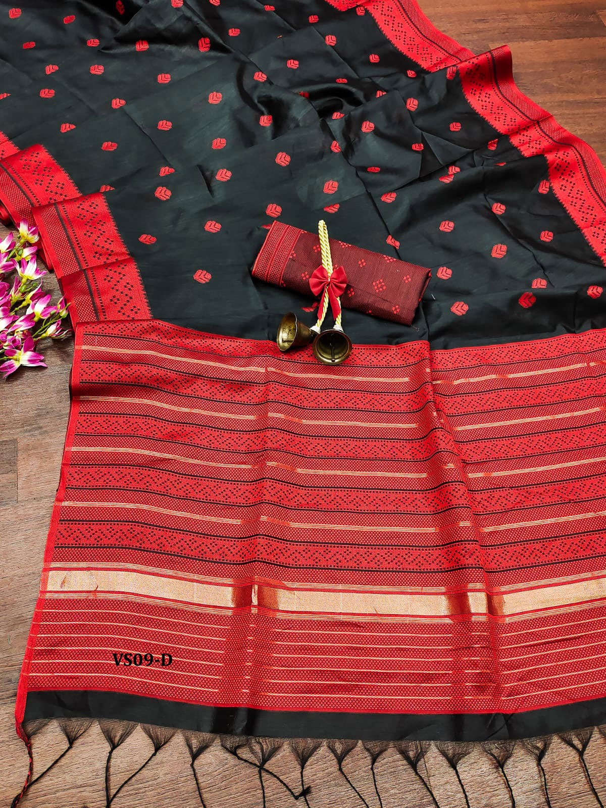 Saree:* Khadi Raw Silk Contrast Weaving Pallu With Royal Tassels With Jamdhani Weaving Border