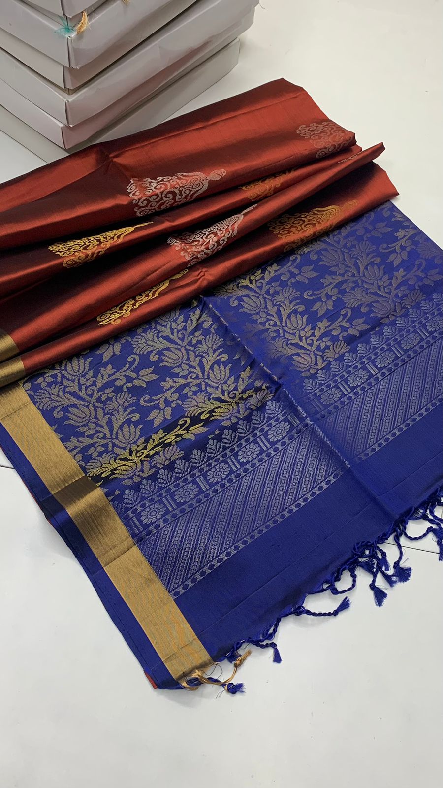 Pure handloom borderless ,jari border design Double warp soft silk sarees collections ..with contrast Pallu and blouse