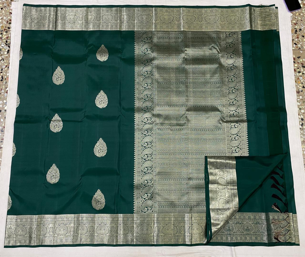 Kanchipuram Handloom pure silk saree
Beautiful fancy Design
silver zari beautiful butta type sarees*