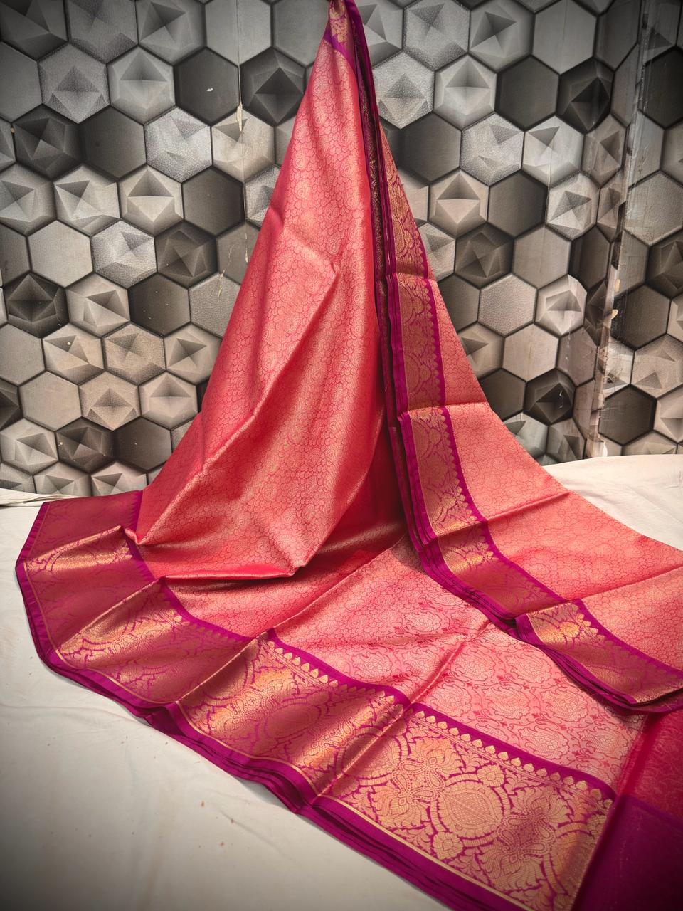Handwoven Banarasi Kora Muslin Tanchui Saree*
Beautiful Kanchi Bodar Design Body*