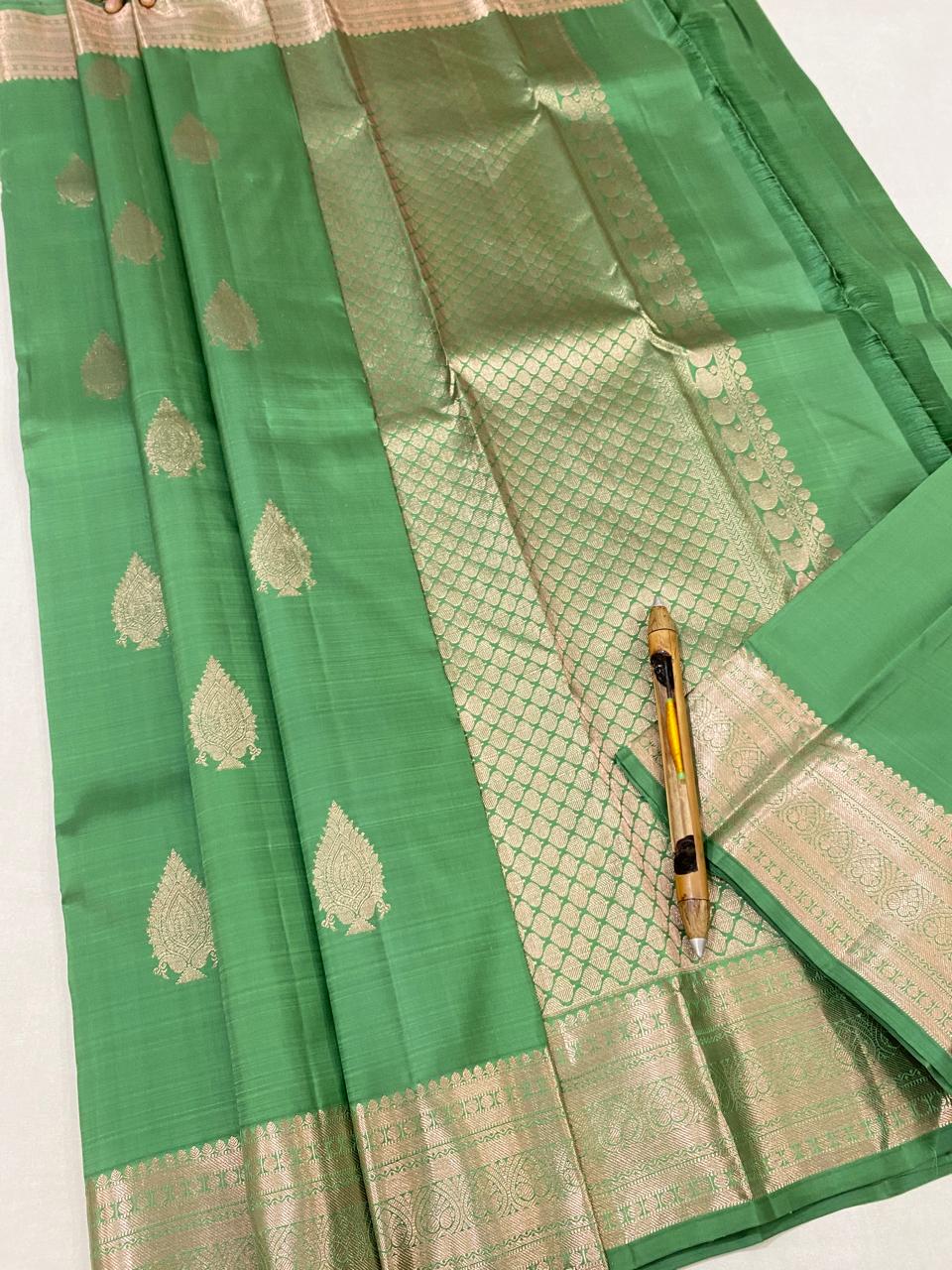 Kanchipuram Handloom pure silk saree
Beautiful fancy Design
Rose copper zari  beautiful butta  type sarees*