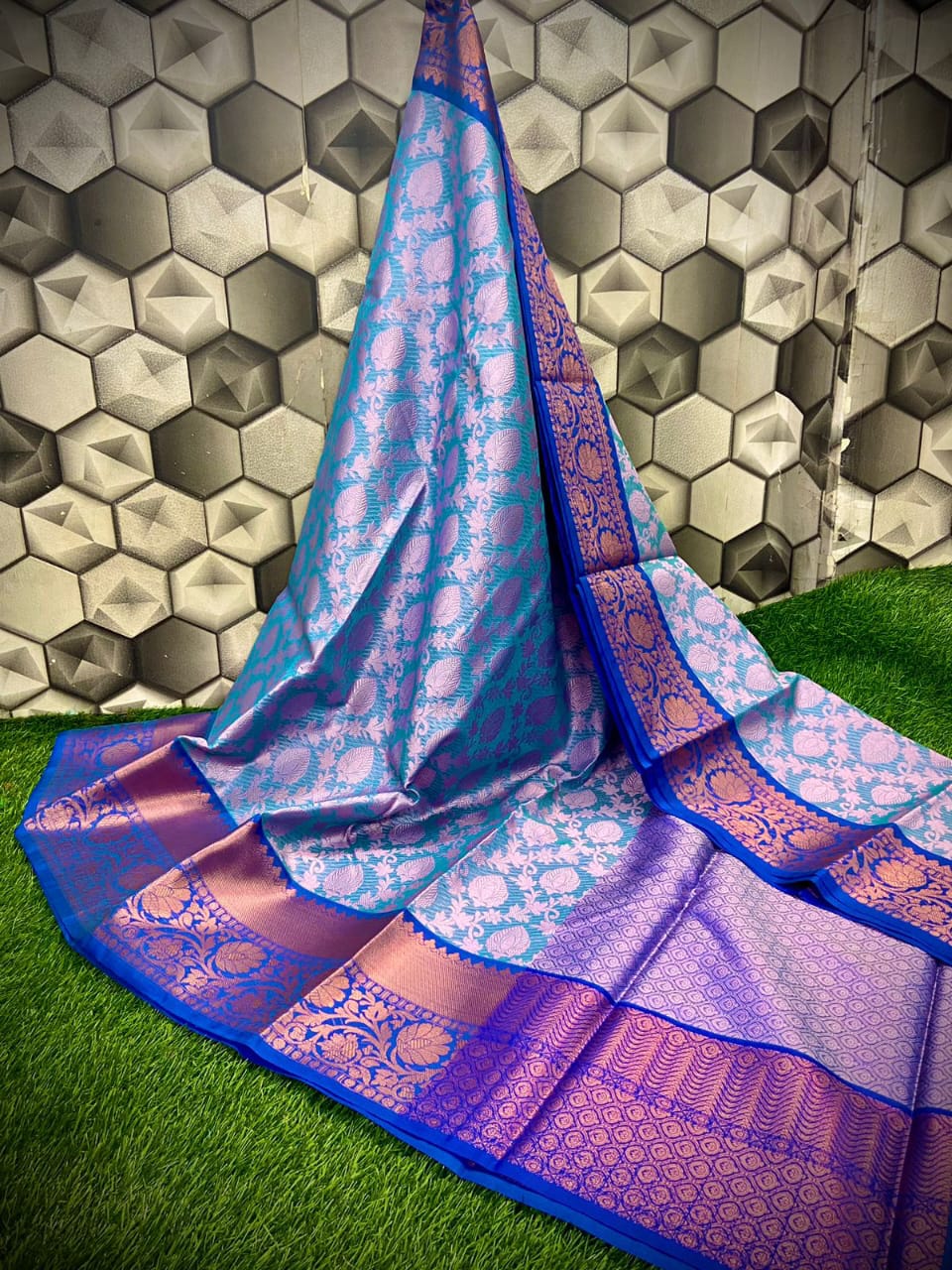 Handwoven Banarasi Kora Muslin Tanchui Saree*
Beautiful Kanchi Bodar Design Body*