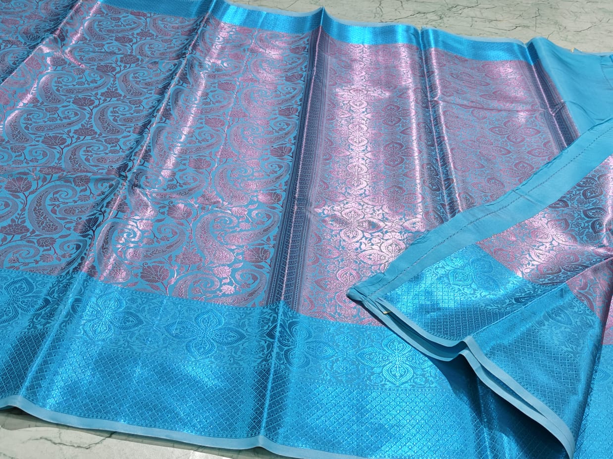 Handwoven Banarasi Taffeta Soft Silk Saree*
Beautiful Tanchui  design All over body*
Zari weave pallu and blouse*