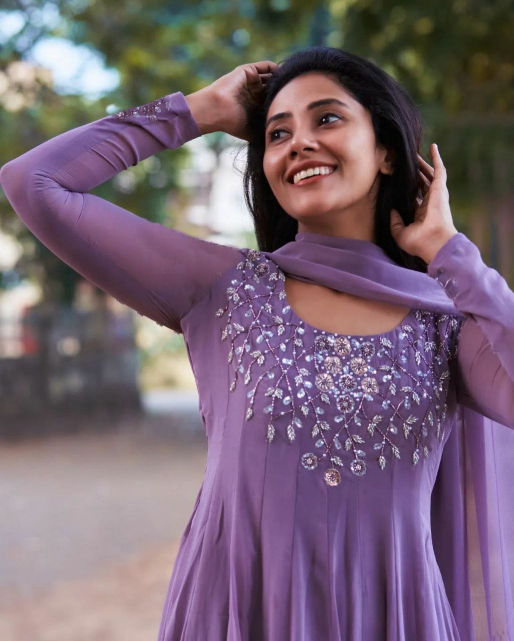 Suti set fox Georgette.
work : hand work.