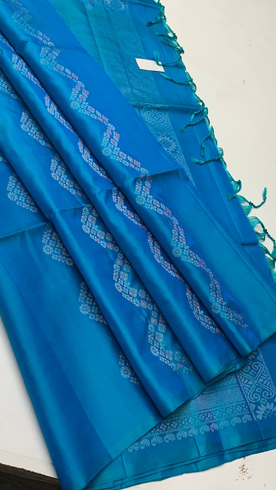 Pure handloom Big bhutta borderless Double warp soft silk sarees collections with contrast Pallu and blouse