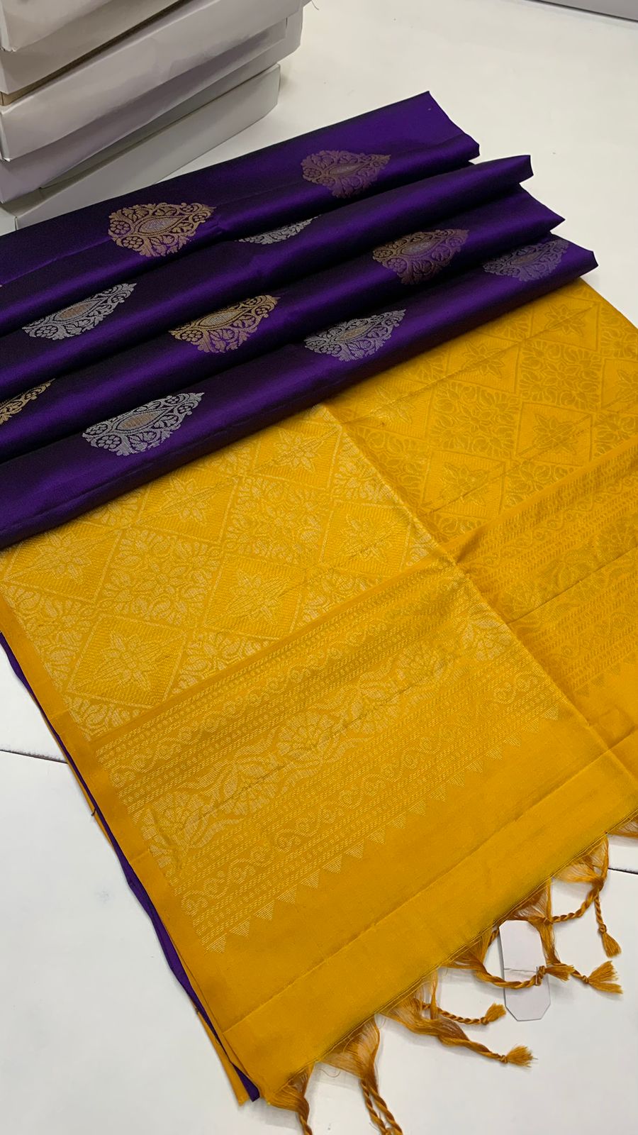 Pure handloom borderless ,jari border design Double warp soft silk sarees collections ..with contrast Pallu and blouse