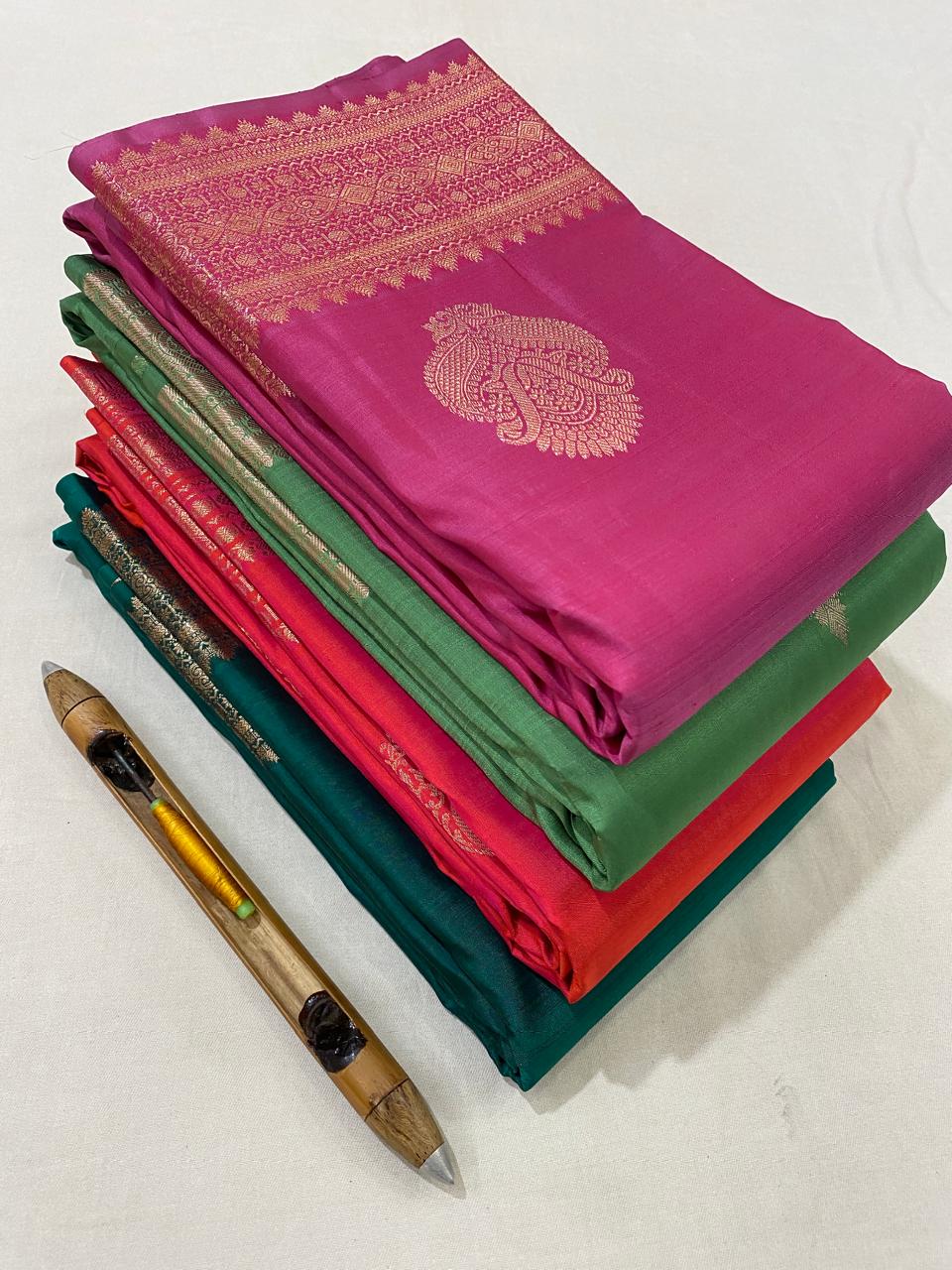 Kanchipuram Handloom pure silk saree
Beautiful fancy Design
Rose copper zari  beautiful butta  type sarees*