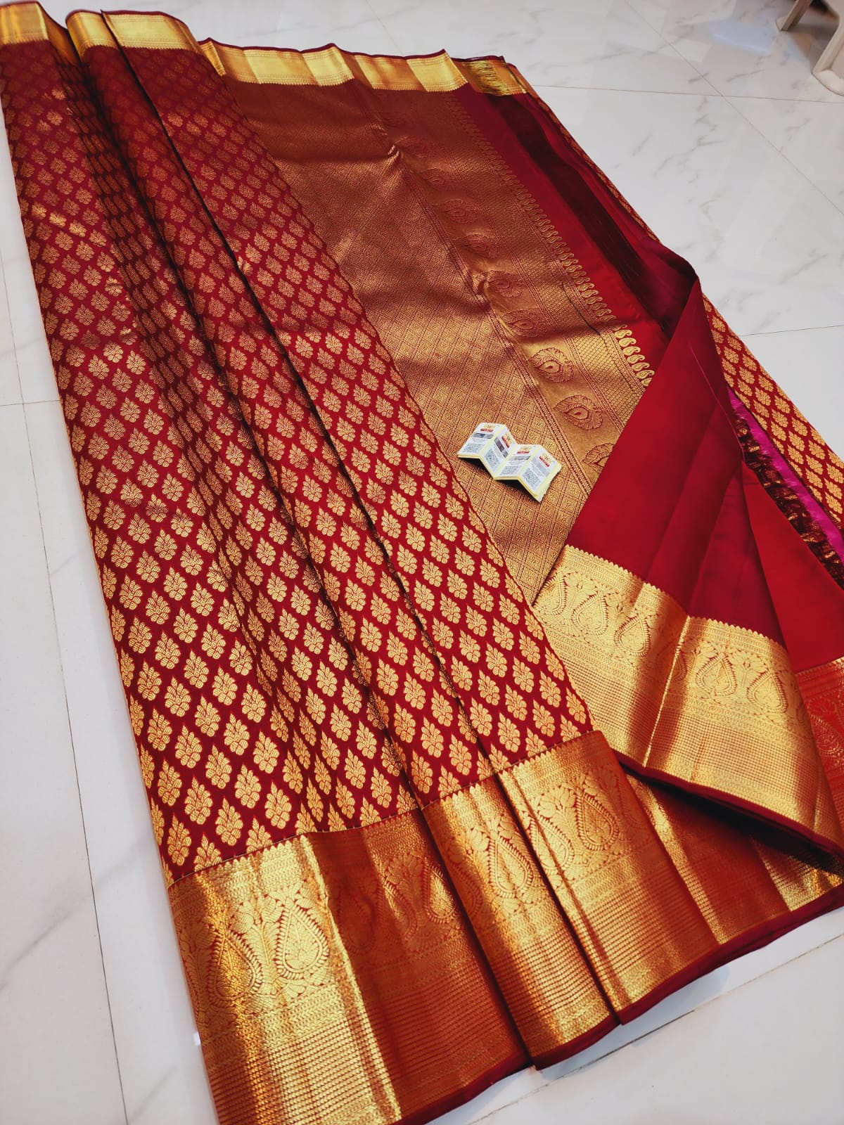Kanchipuram pure silk handloom gold zari bridal sarees*
Celebrity color combo's kanchipuram special New wedding sarees