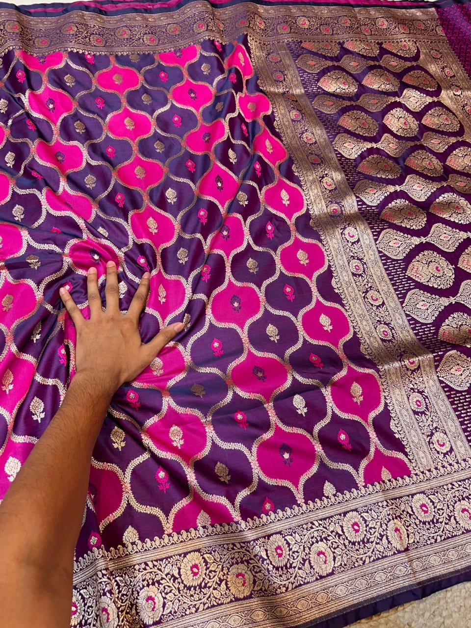BANARASI MASHRU SILK SAREES BEAUTIFUL MEENAKARI BORDER AND PALLU FANCY RANGKAT WEAVING BUTI
BLOUSE- 90 CM RUNNING BLOUSE PIECE