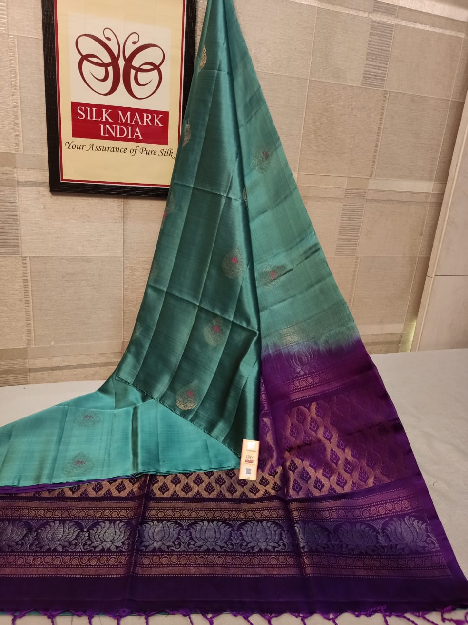 Pure silk Handloom*
Meena butta Silver jarie Butta Meena work butta Fancy butta Double warp silk Aravta butta All over butta Rich pallu