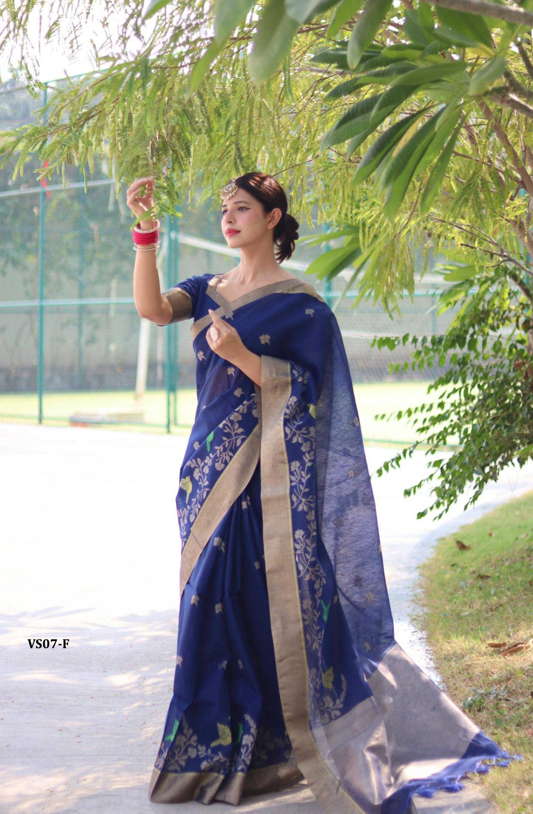 Saree:* Pure Linen Silk traditional Jamdani type weaving border with single katha linning on border and zari weaved butti all over with zari pallu and Fancy Tassels