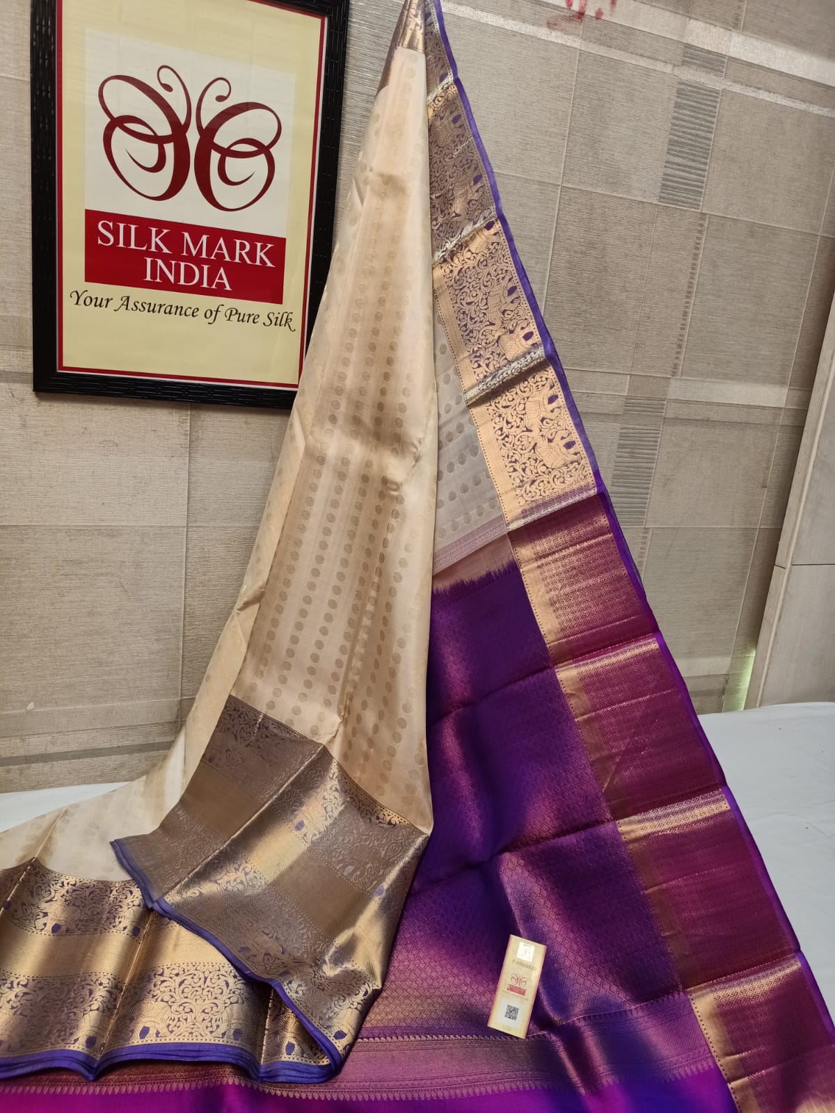 Bridal wear 1000 Butta All self*
Light weight Pure kanjivaram silk saree
Brocade all self
All over all self weaving
Jarie weaving all over saree
Tissue jarie weaving border*
10inch tissue border*