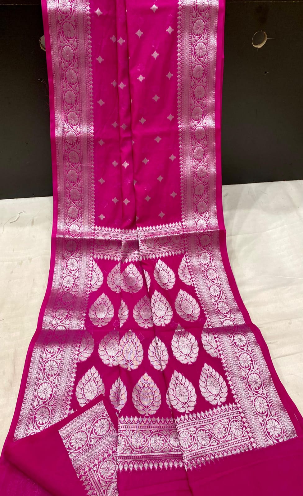 Banarsi Handloom Semi  Georgette Sarees With All Over Zari Weaving Tara Buti 
With Beautiful Designer Border Designer Rich Pallu With Plain Blouse One Side Border