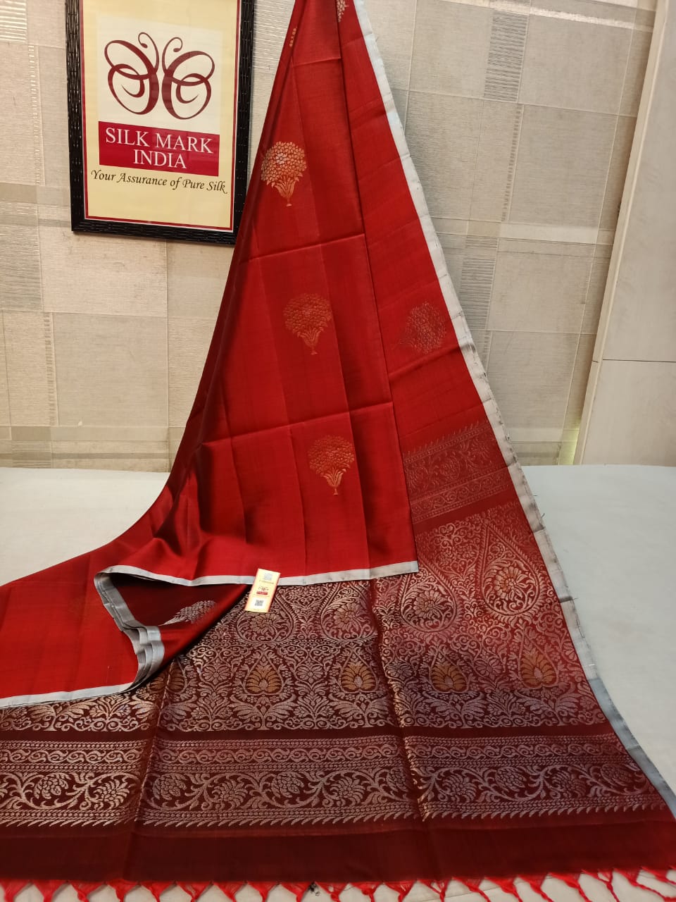 Pure silk Handloom*
Meena butta Silver jarie Butta Meena work butta Fancy butta Double warp silk Aravta butta All over butta Rich pallu