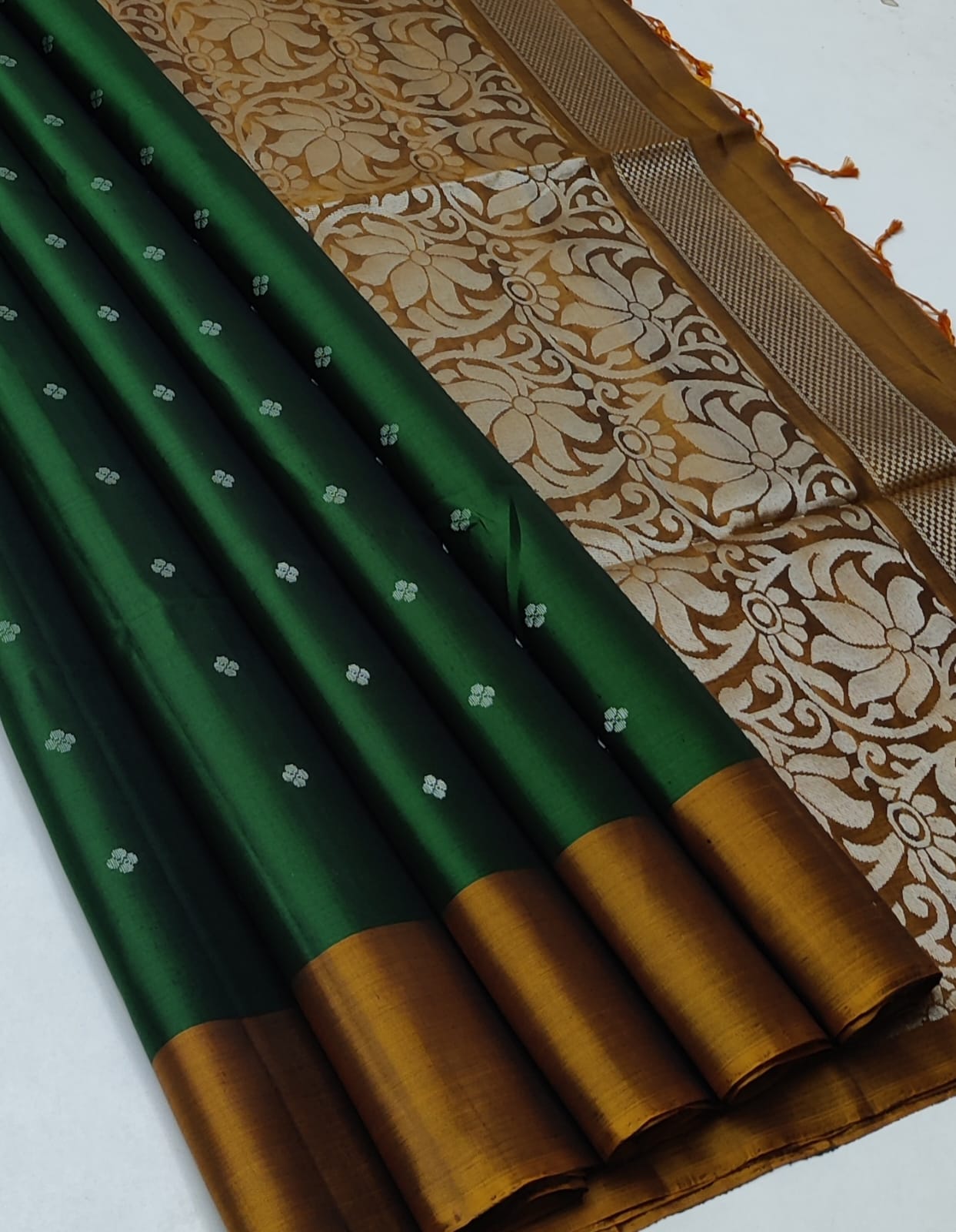 Pure handloom Double warp soft silk saree
Fansy sarees
With silk mark certificate