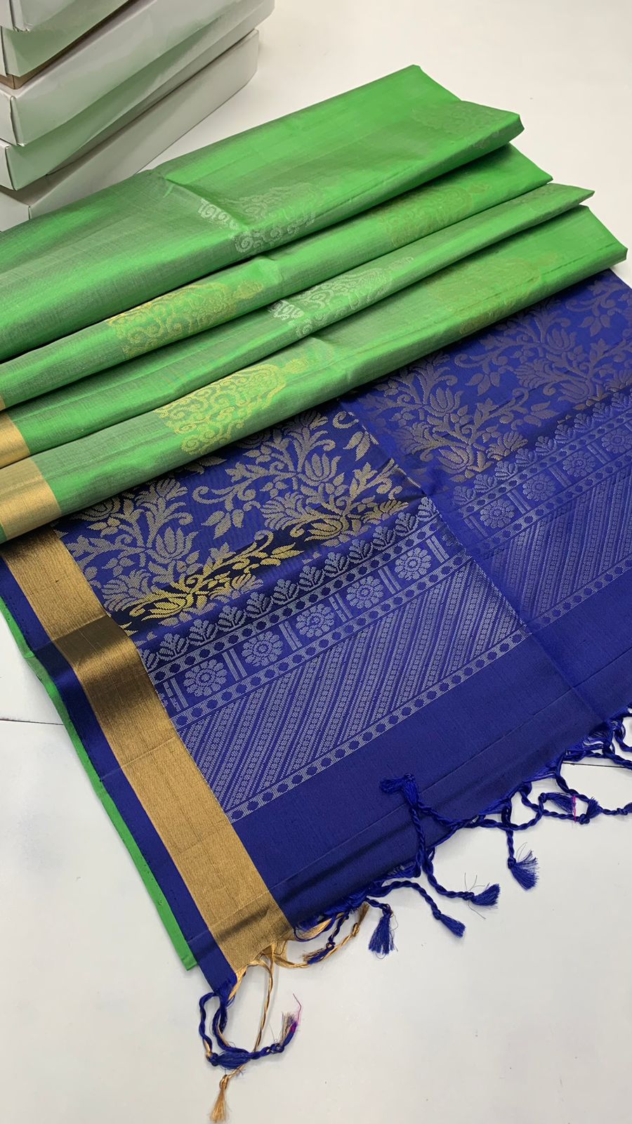 Pure handloom borderless ,jari border design Double warp soft silk sarees collections ..with contrast Pallu and blouse