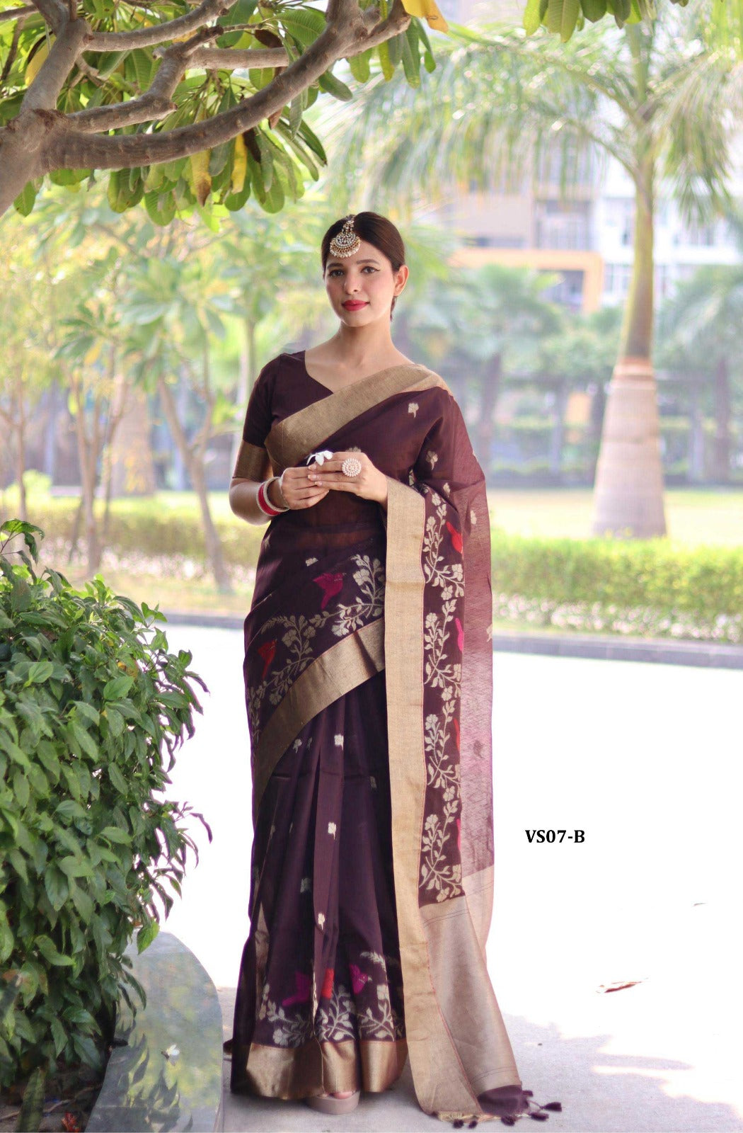 Saree:* Pure Linen Silk traditional Jamdani type weaving border with single katha linning on border and zari weaved butti all over with zari pallu and Fancy Tassels