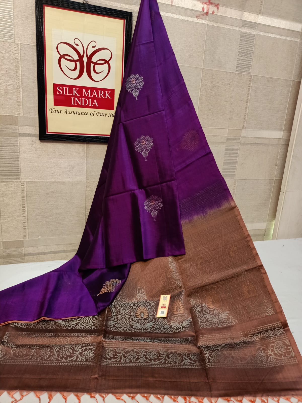 Pure silk Handloom*
Meena butta Silver jarie Butta Meena work butta Fancy butta Double warp silk Aravta butta All over butta Rich pallu