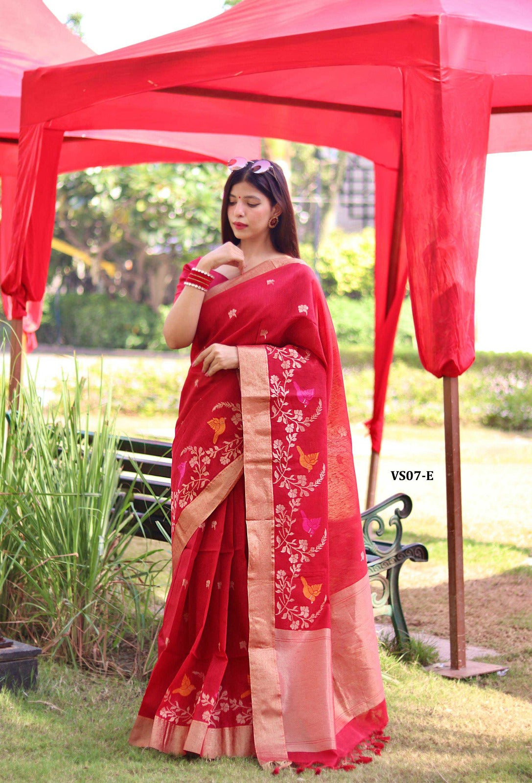 Saree:* Pure Linen Silk traditional Jamdani type weaving border with single katha linning on border and zari weaved butti all over with zari pallu and Fancy Tassels